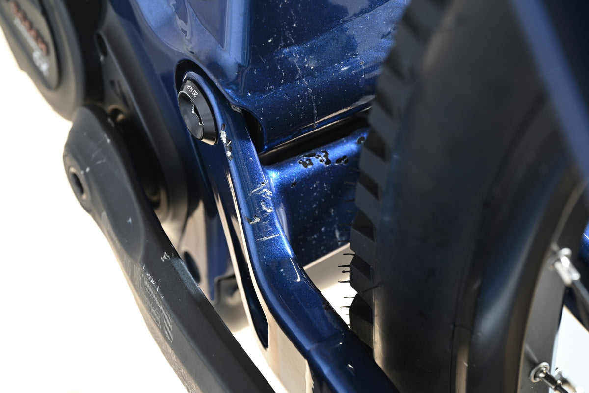 Gros plan sur le cadre bleu brillant d'un vélo électrique Sunn Charger S1 Loop Sports montrant des éraflures