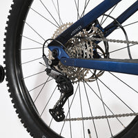 Dérailleur arrière Shimano Deore et cassette sur vélo électrique bleu Sunn Charger S1 2025 de Loop Sports