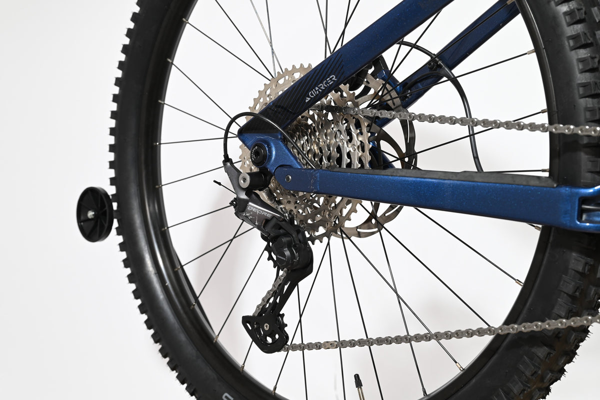 Dérailleur arrière Shimano Deore et cassette sur vélo électrique bleu Sunn Charger S1 2025 de Loop Sports