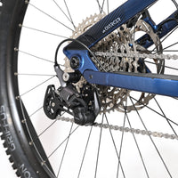 Gros plan sur le dérailleur arrière Shimano Deore et la cassette du vélo électrique Loop Sports Sunn Charger S1 2025