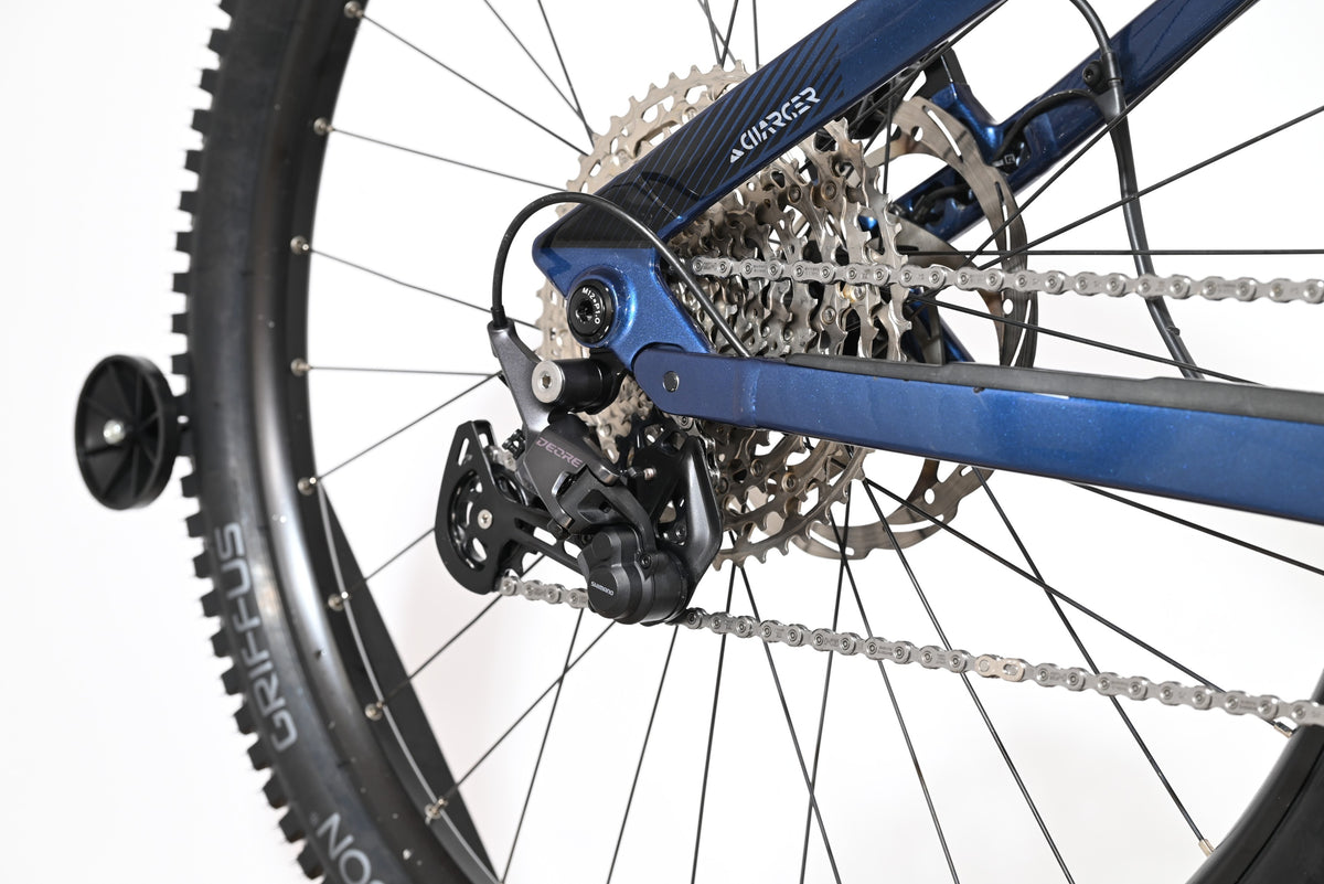 Gros plan sur le dérailleur arrière Shimano Deore et la cassette du vélo électrique Loop Sports Sunn Charger S1 2025