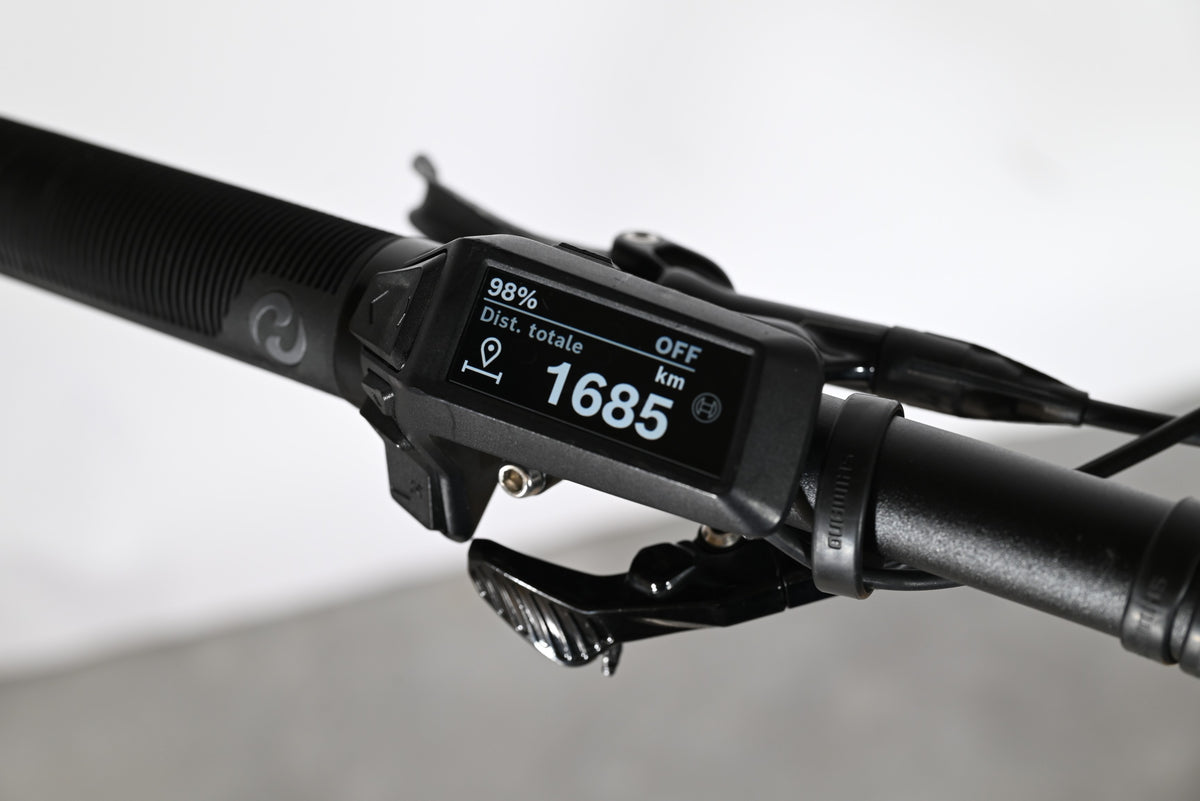 Écran de contrôle numérique Bosch sur le guidon du vélo électrique Sunn Charger S1 2025 de Loop Sports