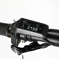 Écran de contrôle Bosch sur le guidon du vélo électrique Sunn Charger S1 de Loop Sports affichant 2159 km