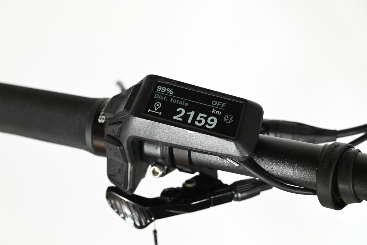 Écran de contrôle Bosch sur le guidon du vélo électrique Sunn Charger S1 de Loop Sports affichant 2159 km