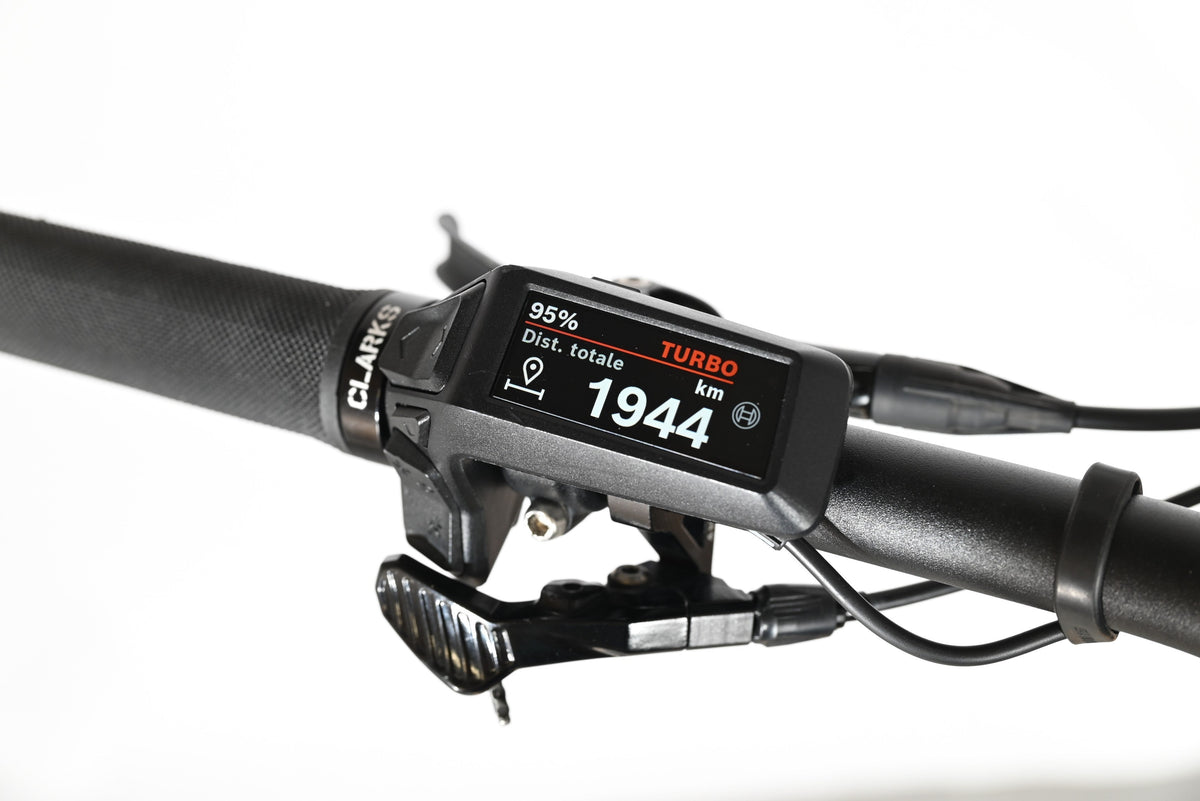 Écran de contrôle Bosch sur guidon de vélo électrique Sunn Charger S1 Loop Sports affichant 1944 km et mode turbo