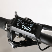Écran de contrôle Bosch sur le guidon du vélo électrique Sunn Charger S1 2025 de Loop Sports affichant 1888 km