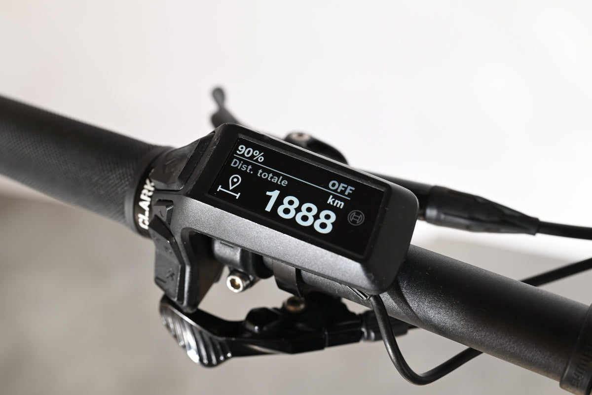Écran de contrôle Bosch sur le guidon du vélo électrique Sunn Charger S1 2025 de Loop Sports affichant 1888 km