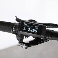 Écran de contrôle Bosch d'un vélo électrique Sunn Charger S1 Loop Sports affichant 2296 km et 94% de batterie