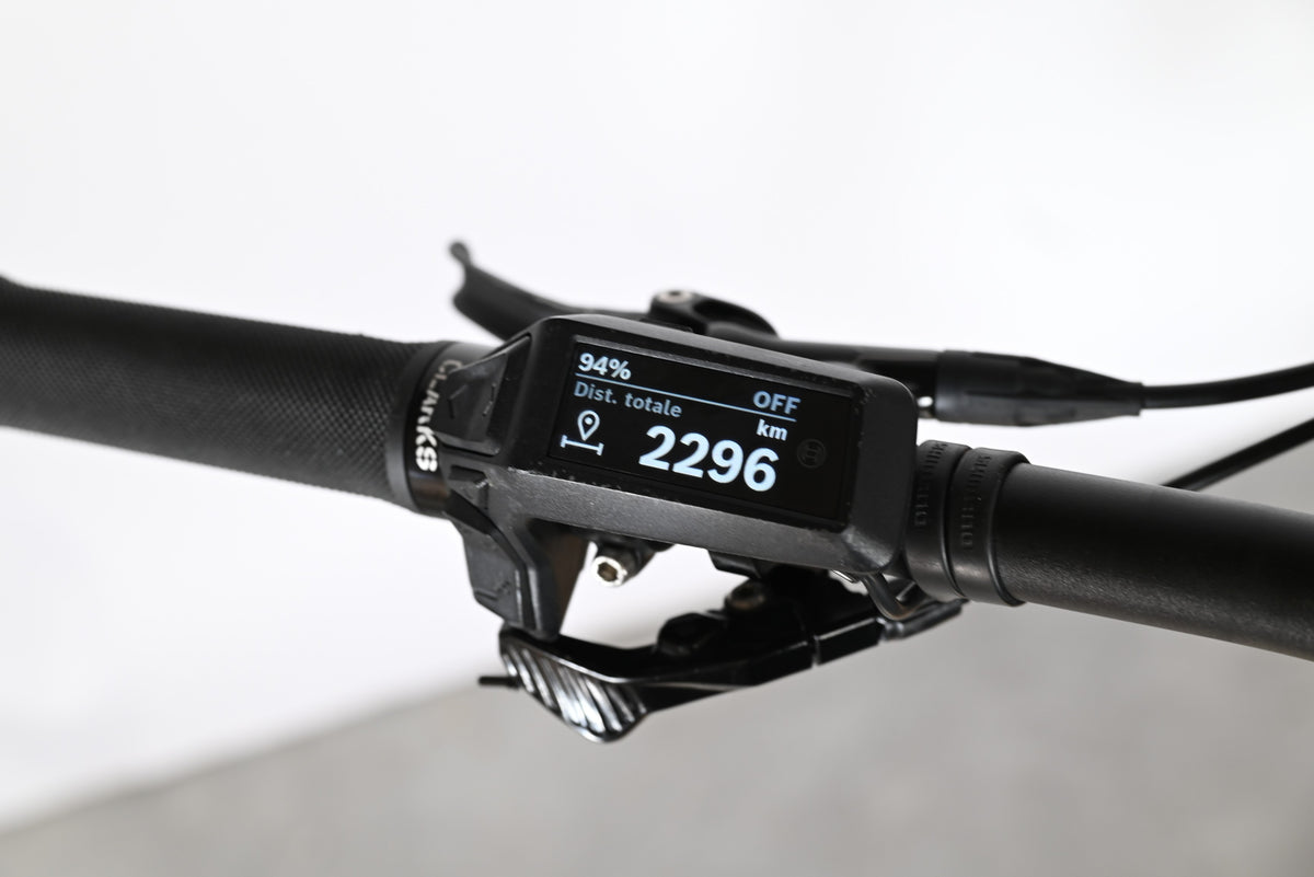 Écran de contrôle Bosch d'un vélo électrique Sunn Charger S1 Loop Sports affichant 2296 km et 94% de batterie