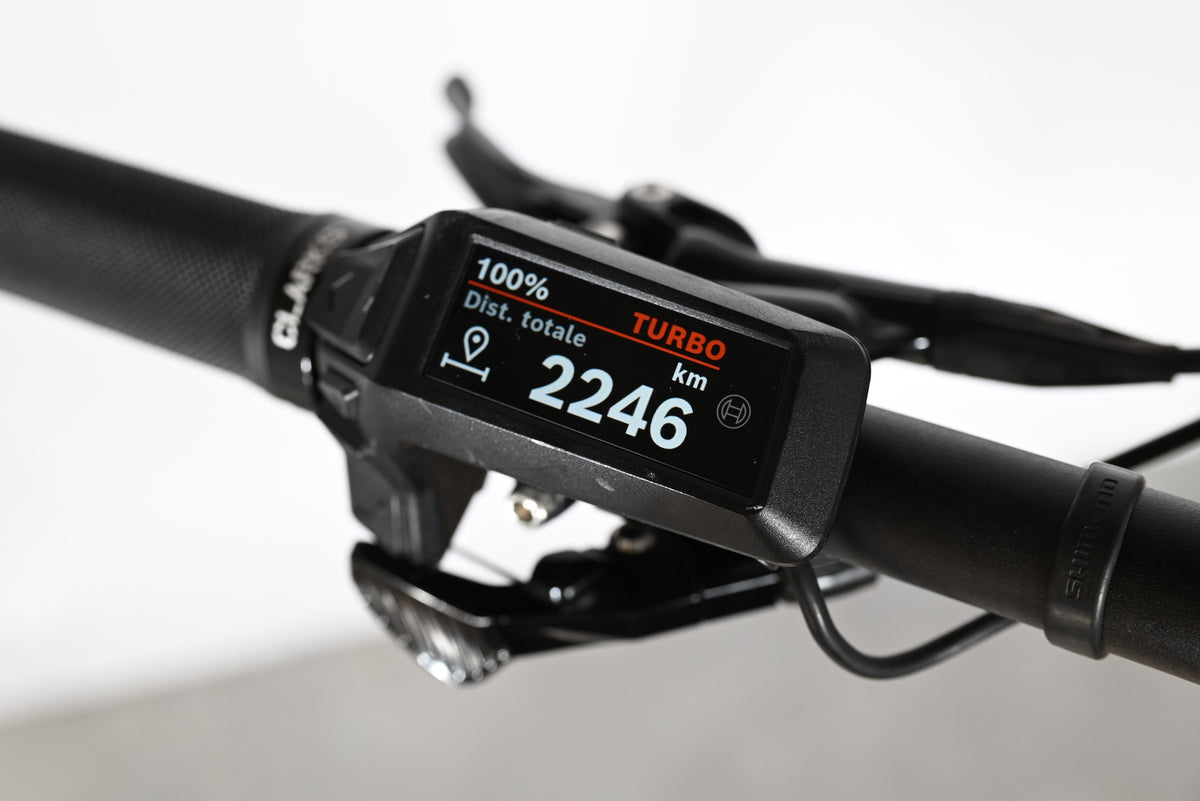 Écran de contrôle Bosch d'un vélo électrique Sunn Charger S1 Loop Sports affichant 2246 km en mode Turbo