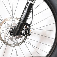 Gros plan sur la roue avant et la fourche RockShox Psylo du vélo électrique Loop Sports Sunn Charger S1 2025