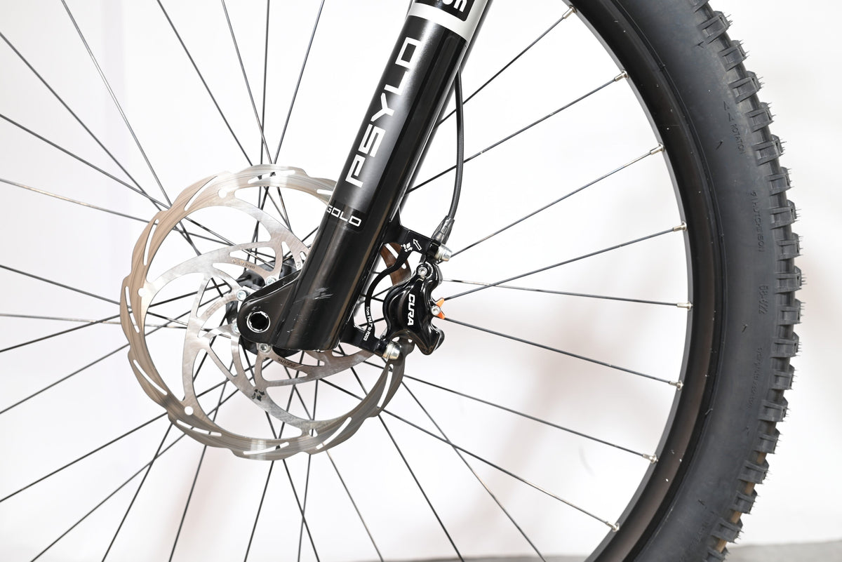 Gros plan sur la roue avant et la fourche RockShox Psylo du vélo électrique Loop Sports Sunn Charger S1 2025