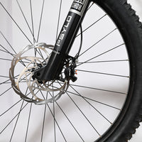 Gros plan sur la roue avant et la fourche RockShox Psylo du vélo électrique Loop Sports Sunn Charger S1 2025