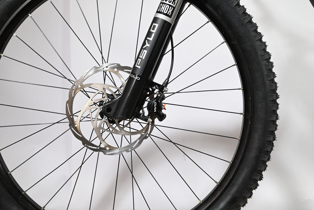 Gros plan sur la roue avant et la fourche RockShox Psylo du vélo électrique Loop Sports Sunn Charger S1 2025