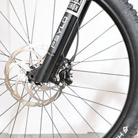 Gros plan sur la roue avant et la fourche RockShox Psylo du vélo électrique Sunn Charger S1 2025 de Loop Sports