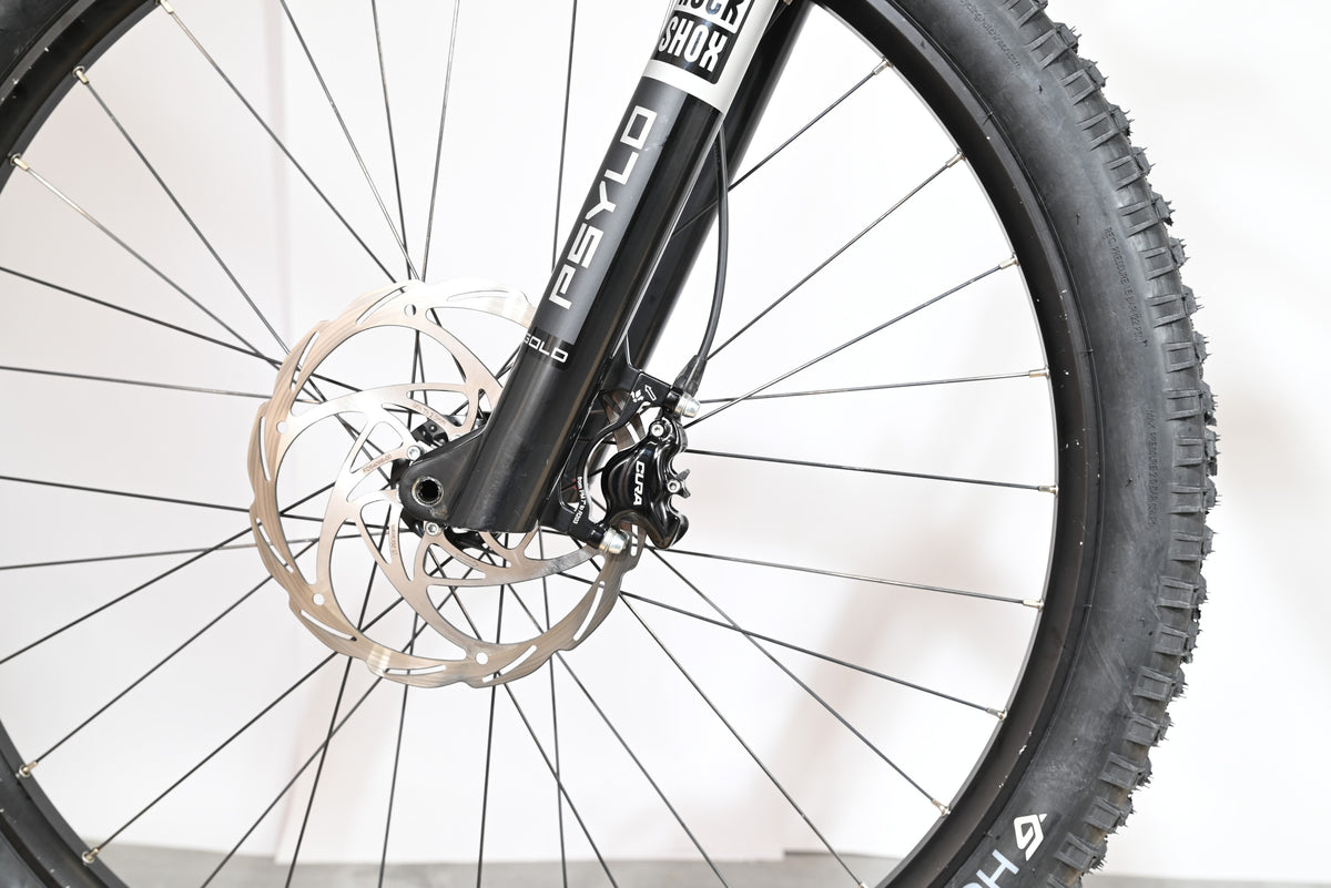 Gros plan sur la roue avant et la fourche RockShox Psylo du vélo électrique Sunn Charger S1 2025 de Loop Sports