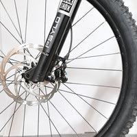 Gros plan sur la roue avant et la fourche RockShox Psylo du vélo électrique Sunn Charger S1 de Loop Sports