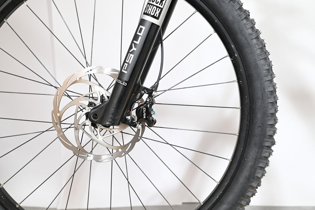 Gros plan sur la roue avant et la fourche RockShox Psylo du vélo électrique Sunn Charger S1 de Loop Sports