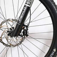 Gros plan sur la roue avant et la fourche RockShox Psylo d'un vélo électrique Sunn Charger S1 Loop Sports