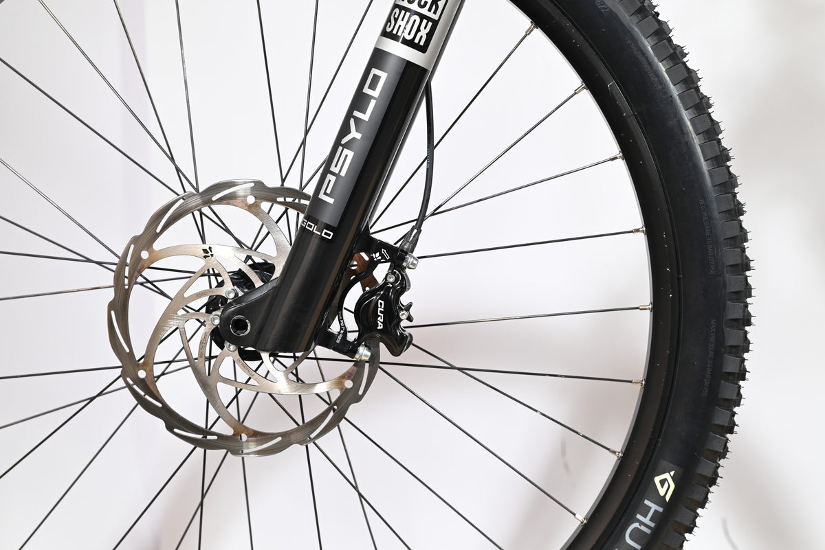 Gros plan sur la roue avant et la fourche RockShox Psylo d'un vélo électrique Sunn Charger S1 Loop Sports