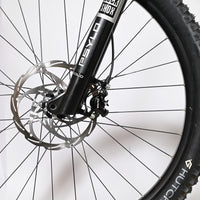 Gros plan sur la roue avant et la fourche RockShox Psylo du vélo électrique Loop Sports Sunn Charger S1 2025