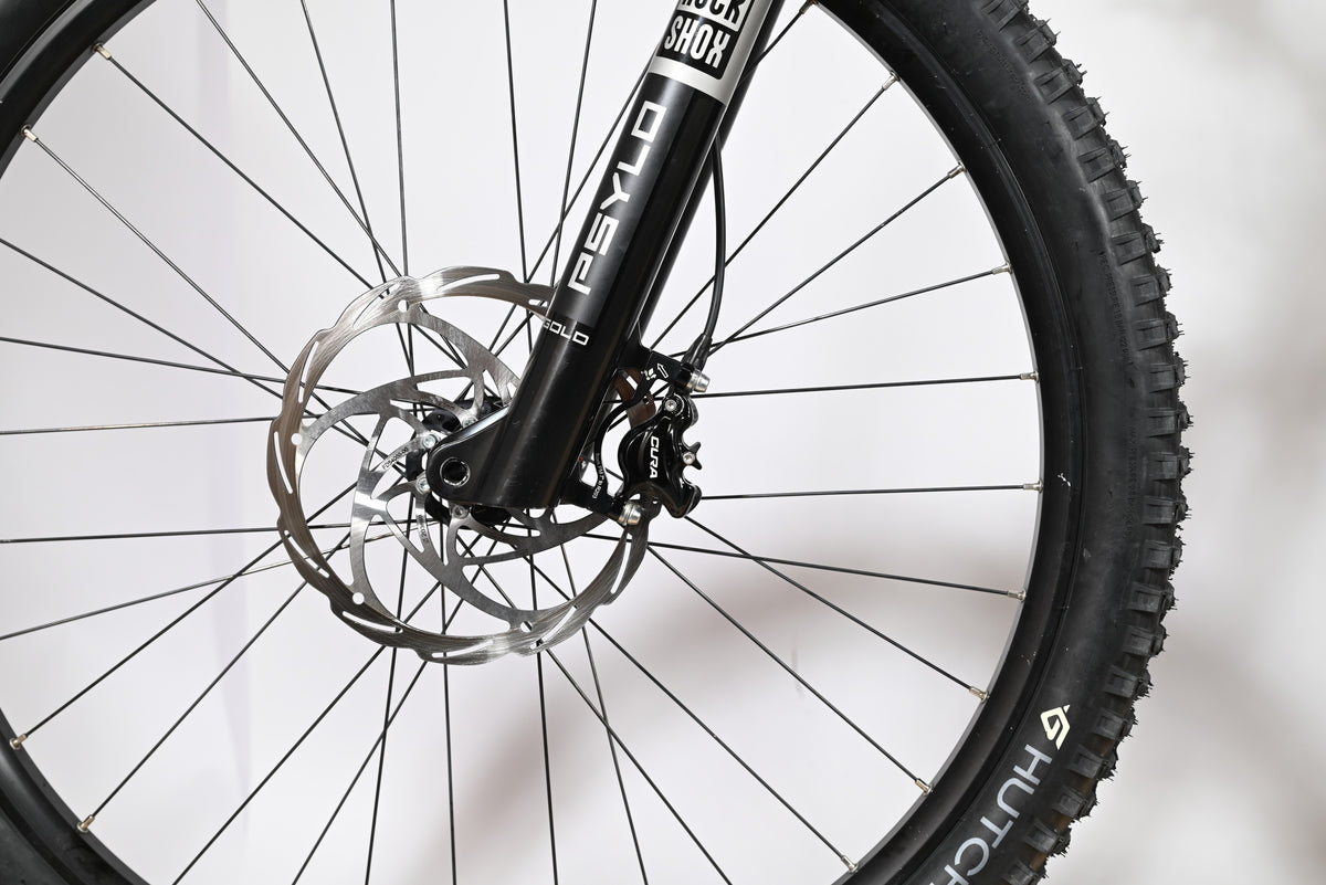 Gros plan sur la roue avant et la fourche RockShox Psylo du vélo électrique Loop Sports Sunn Charger S1 2025
