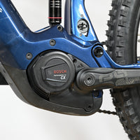 Gros plan sur le moteur Bosch Performance Line CX bleu du vélo électrique Sunn Charger S1 de Loop Sports