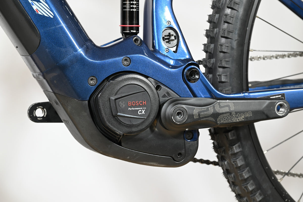 Gros plan sur le moteur Bosch Performance Line CX bleu du vélo électrique Sunn Charger S1 de Loop Sports