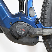 Gros plan sur le moteur Bosch Performance Line CX et le cadre bleu du vélo électrique Loop Sports Sunn Charger S1