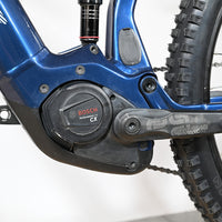 Gros plan sur le moteur Bosch Performance Line CX et le cadre bleu du vélo électrique Sunn Charger S1 chez Loop Sports