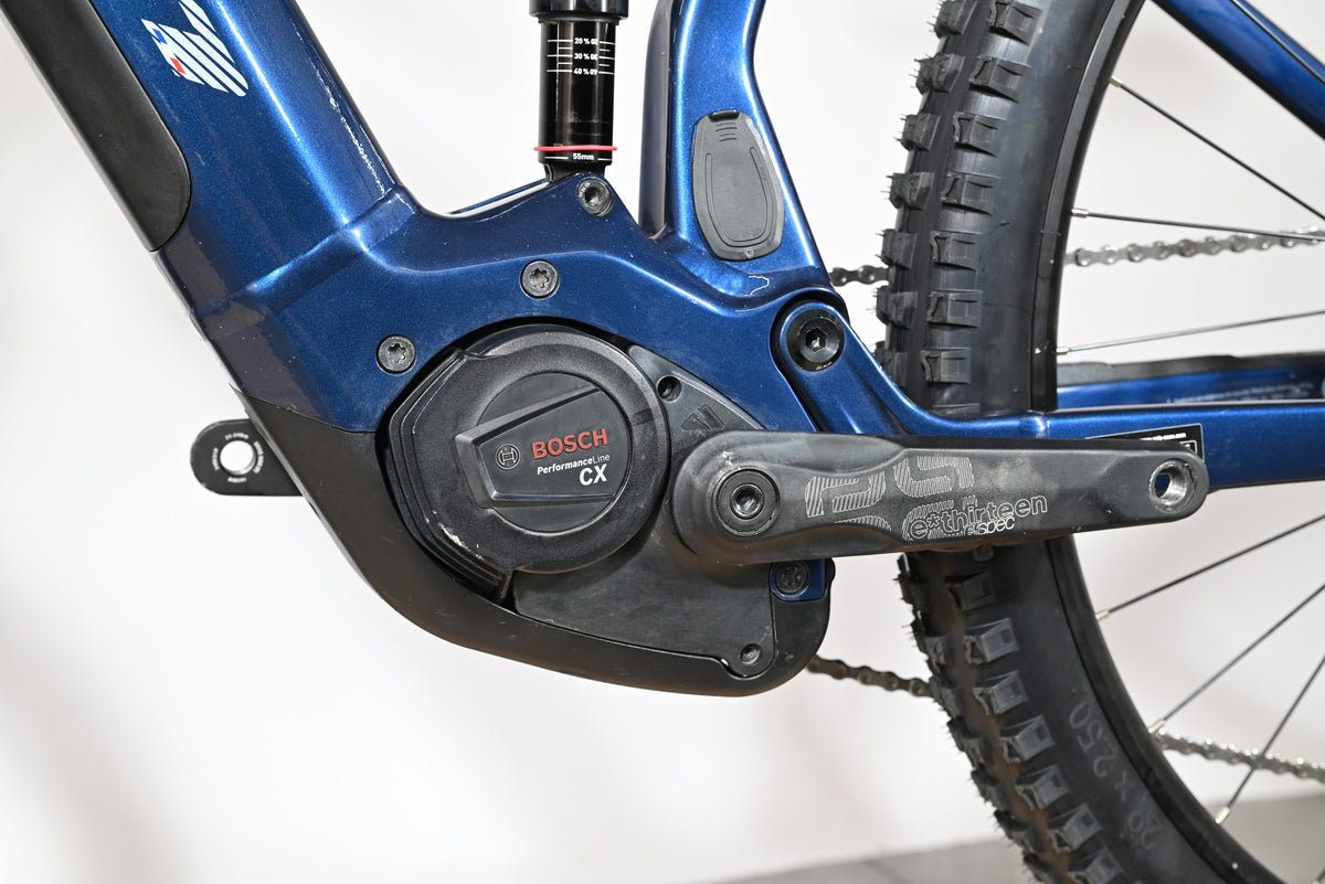 Gros plan sur le moteur Bosch Performance Line CX et le cadre bleu du vélo électrique Sunn Charger S1 chez Loop Sports