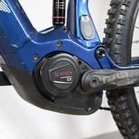 Gros plan sur le moteur Bosch Performance Line CX bleu du vélo électrique Sunn Charger S1 de Loop Sports