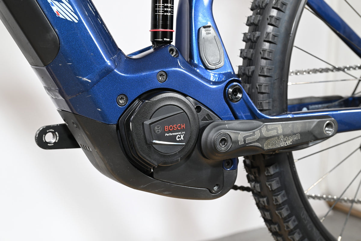Gros plan sur le moteur Bosch Performance Line CX bleu du vélo électrique Sunn Charger S1 de Loop Sports