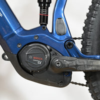 Gros plan sur le moteur Bosch Performance Line CX et l'amortisseur arrière du vélo électrique Sunn Charger S1 Loop Sports