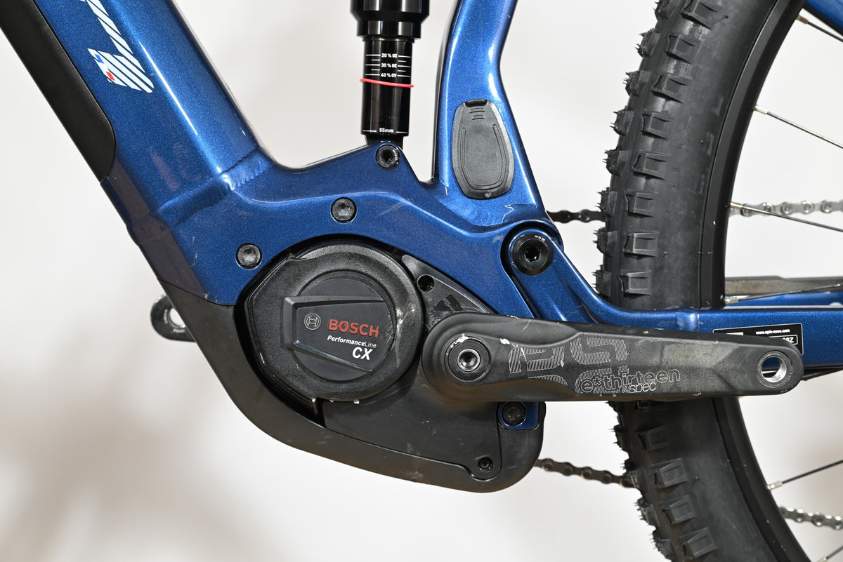 Gros plan sur le moteur Bosch Performance Line CX et l'amortisseur arrière du vélo électrique Sunn Charger S1 Loop Sports