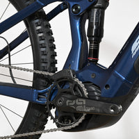 Gros plan sur le cadre bleu et le moteur électrique du VTT tout-suspendu Sunn Charger S1 de Loop Sports