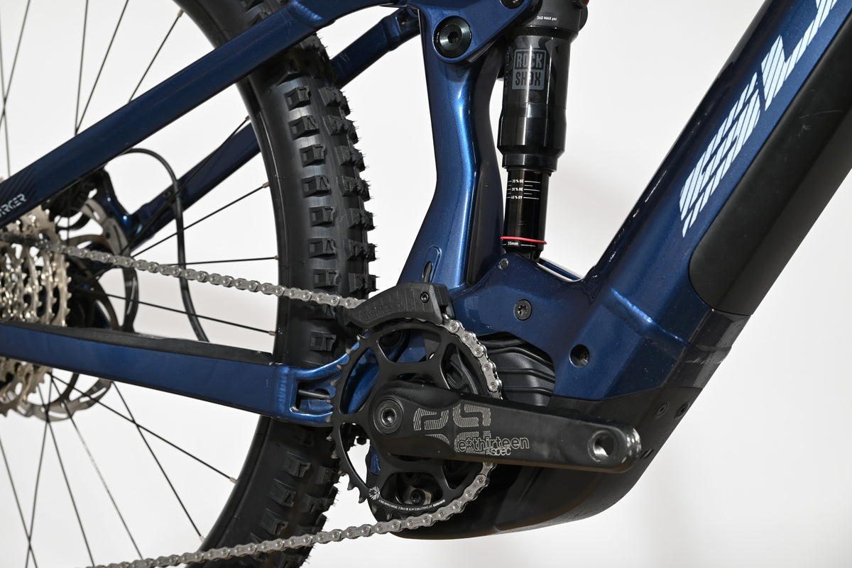 Gros plan sur le cadre bleu et le moteur électrique du VTT tout-suspendu Sunn Charger S1 de Loop Sports