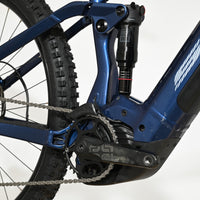 Gros plan sur le cadre bleu et l'amortisseur arrière RockShox du vélo électrique Sunn Charger S1 2025 de Loop Sports