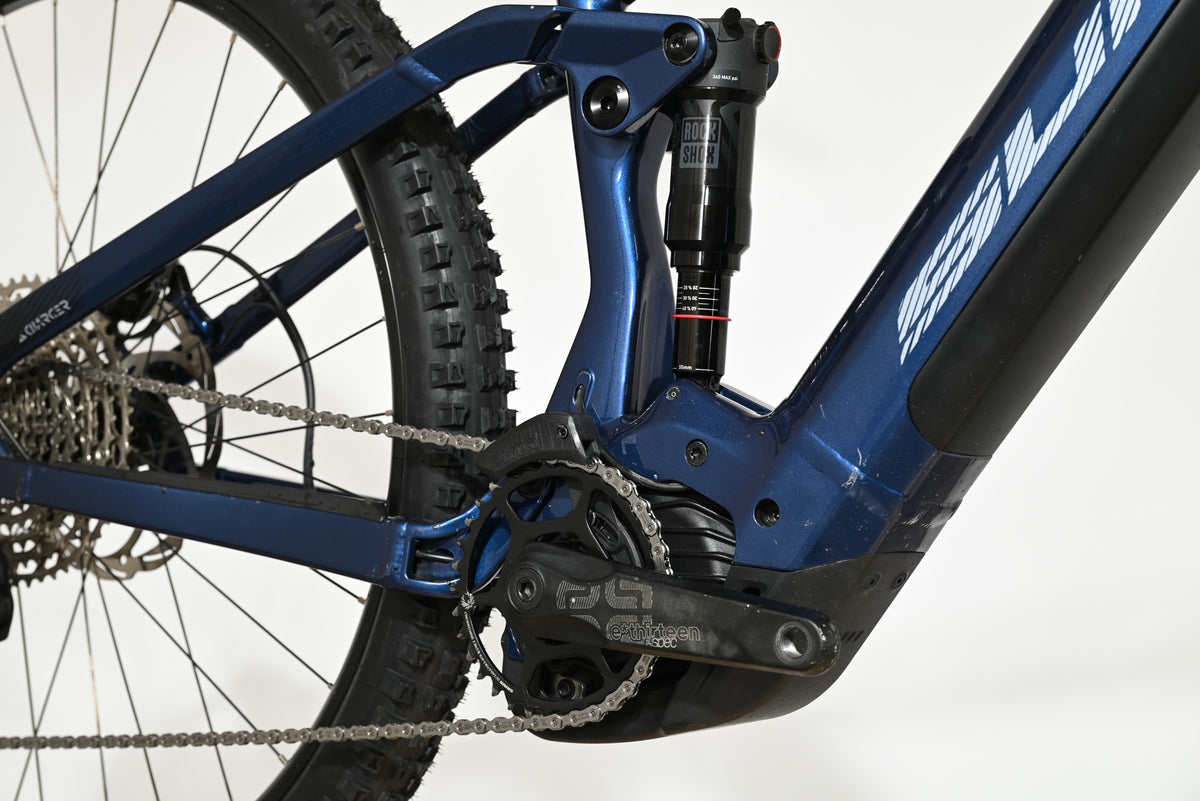 Gros plan sur le cadre bleu et l'amortisseur arrière RockShox du vélo électrique Sunn Charger S1 2025 de Loop Sports