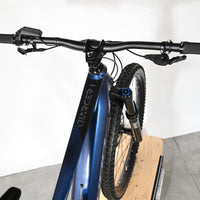 Vue rapprochée du guidon et du cadre bleu du vélo électrique Sunn Charger S1 2025 chez Loop Sports