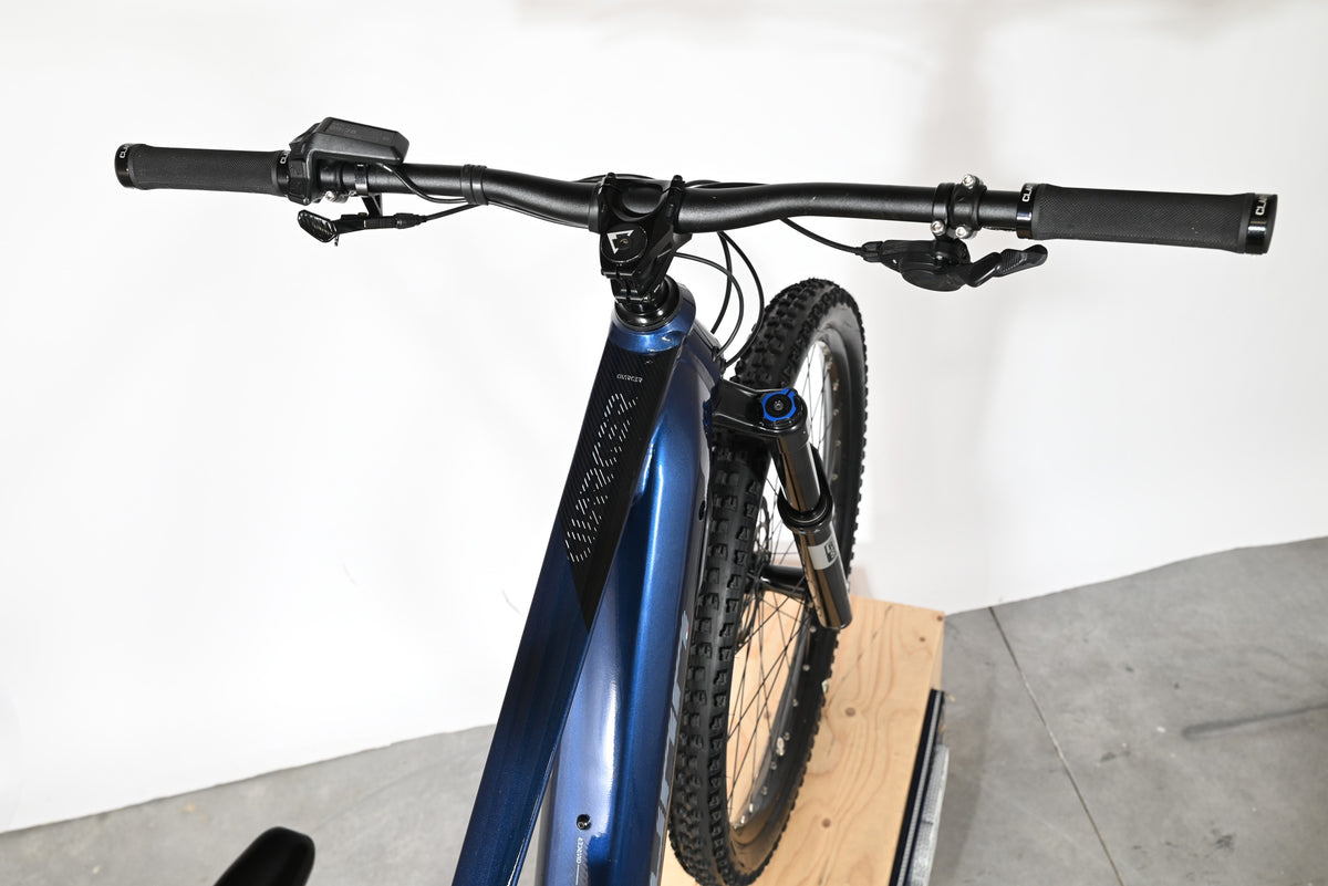 Vue rapprochée du guidon et du cadre bleu du vélo électrique Sunn Charger S1 2025 chez Loop Sports