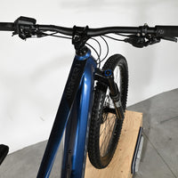 Vue plongeante du guidon et du cadre bleu du vélo électrique Sunn Charger S1 2025 chez Loop Sports