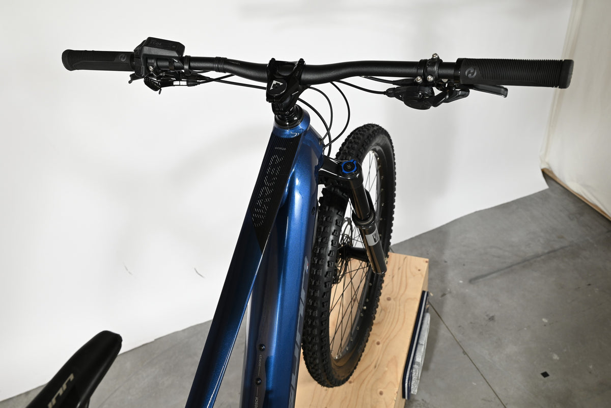 Vue plongeante du guidon et du cadre bleu du vélo électrique Sunn Charger S1 2025 chez Loop Sports