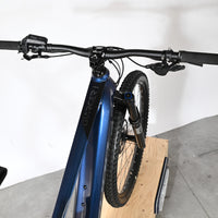 Vue plongeante du guidon et du cadre bleu du vélo électrique Sunn Charger S1 2025 chez Loop Sports