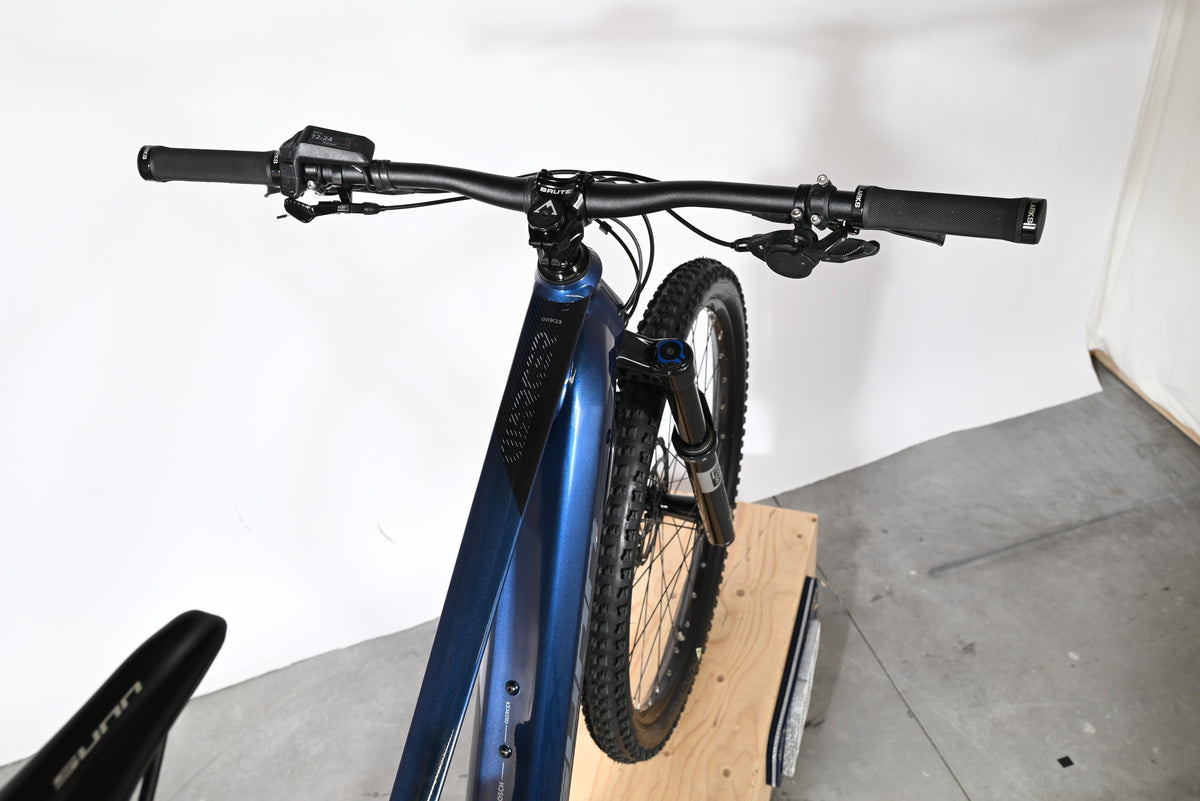 Vue plongeante du guidon et du cadre bleu du vélo électrique Sunn Charger S1 2025 chez Loop Sports