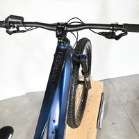 Vue de dessus du guidon et du cadre bleu du vélo électrique Sunn Charger S1 2025 chez Loop Sports