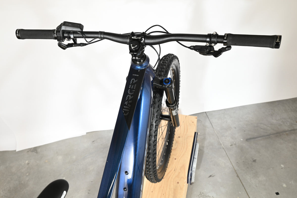 Vue de dessus du guidon et du cadre bleu du vélo électrique Sunn Charger S1 2025 chez Loop Sports