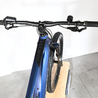 Vue plongeante du guidon et du cadre bleu du vélo électrique Sunn Charger S1 2025 chez Loop Sports