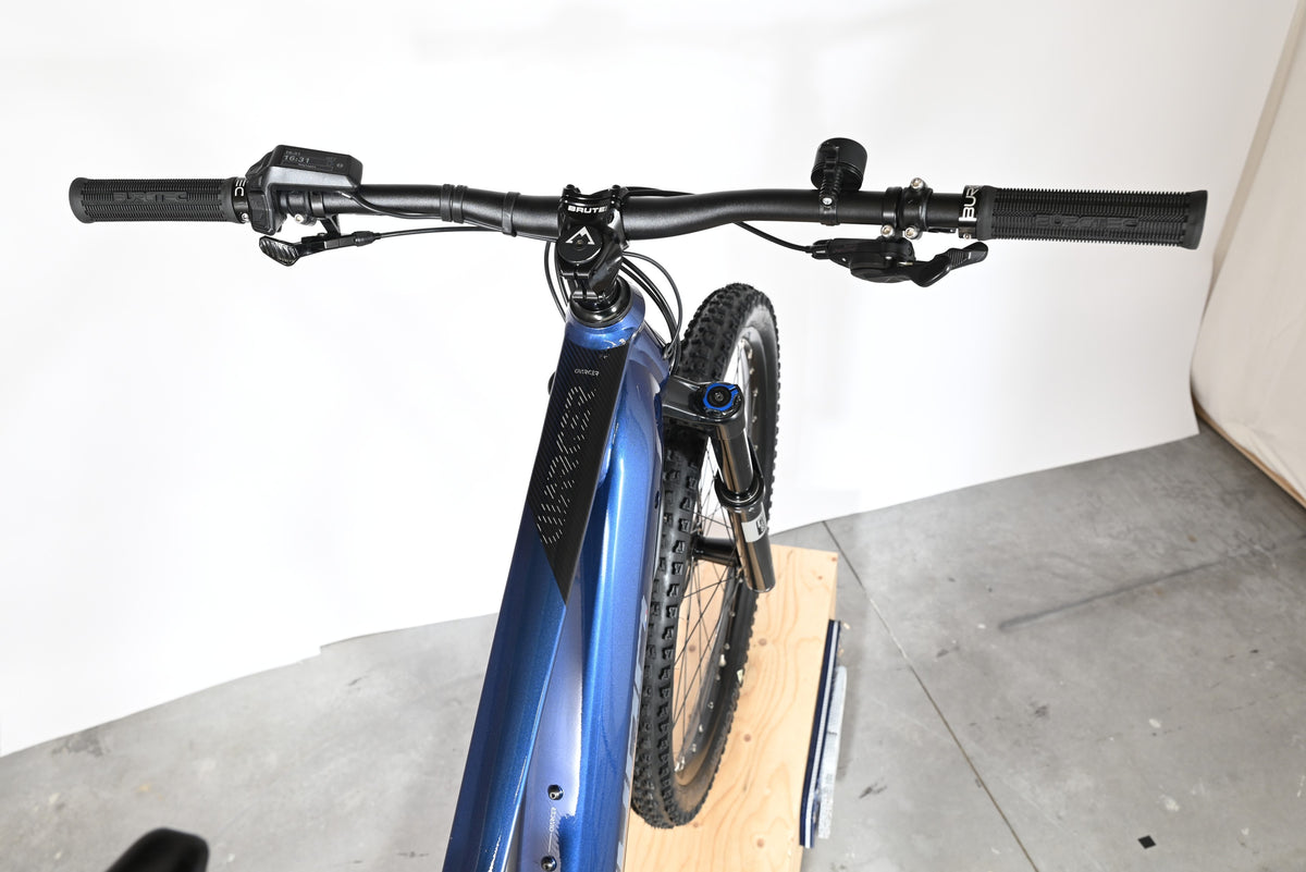Vue plongeante du guidon et du cadre bleu du vélo électrique Sunn Charger S1 2025 chez Loop Sports