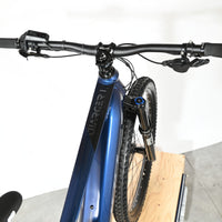 Vue plongeante du guidon et cadre bleu du vélo électrique Sunn Charger S1 2025 chez Loop Sports